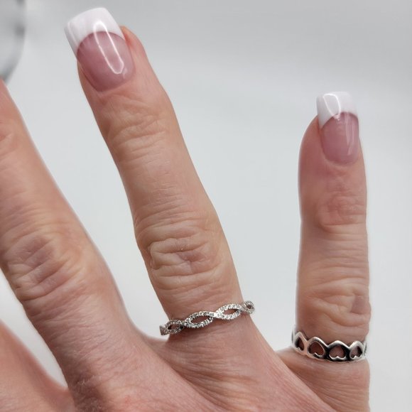 14K White Gold Diamond Infinity design ring - Picture 3 of 8